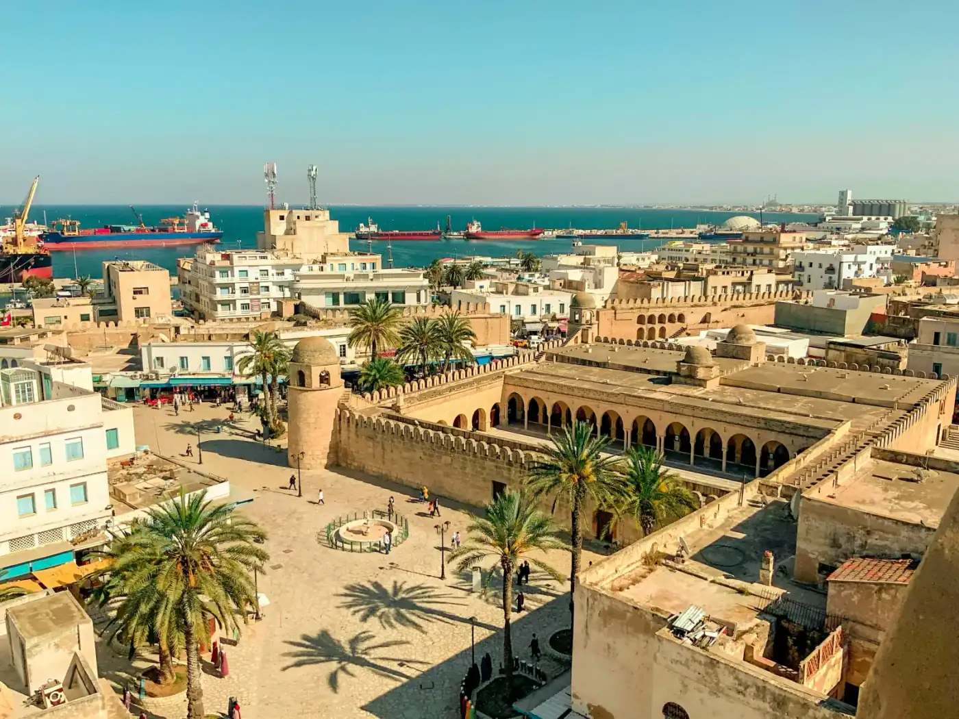 Une famille sur un site traditionnel tunisien