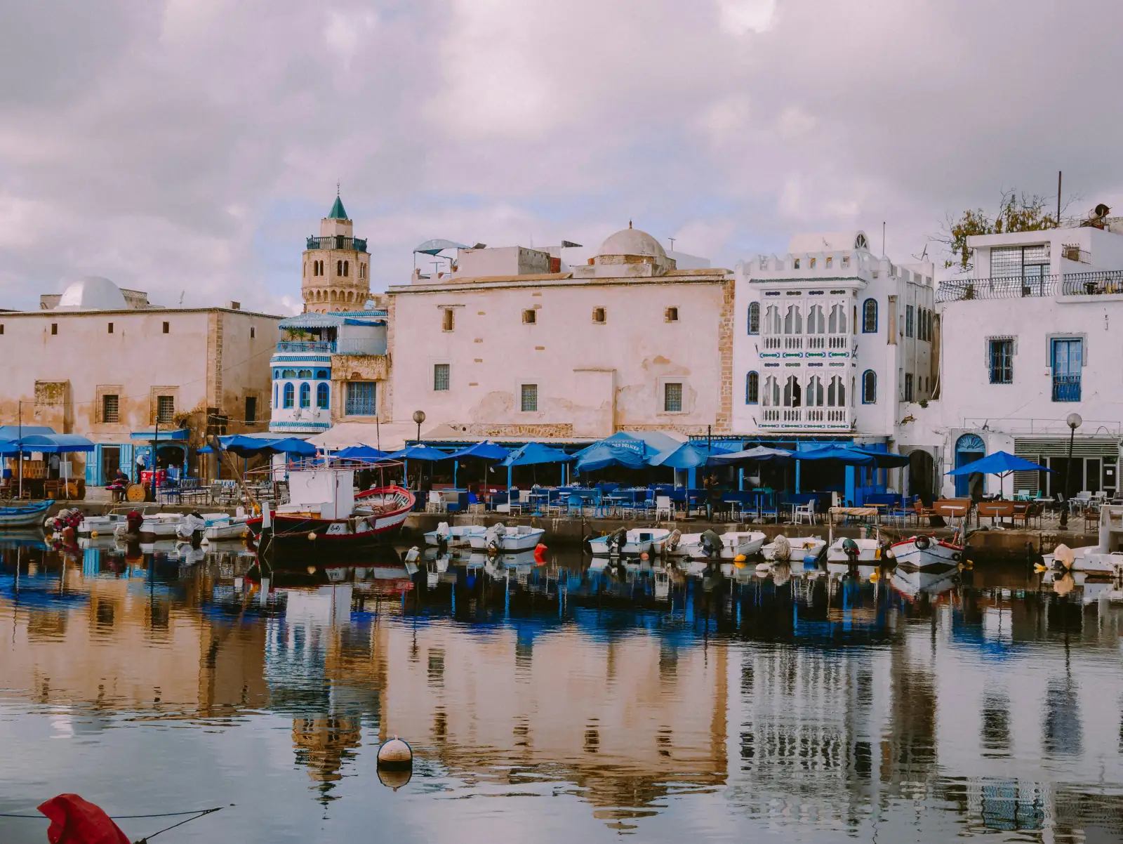Un touriste dans une médina tunisienne