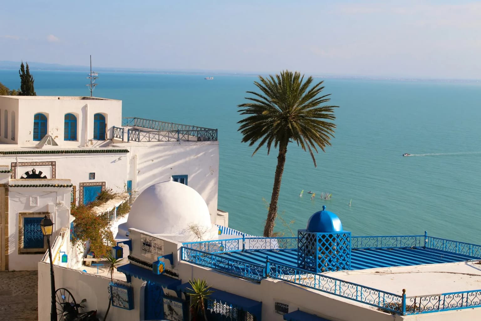 Côte tunisienne à l'heure dorée