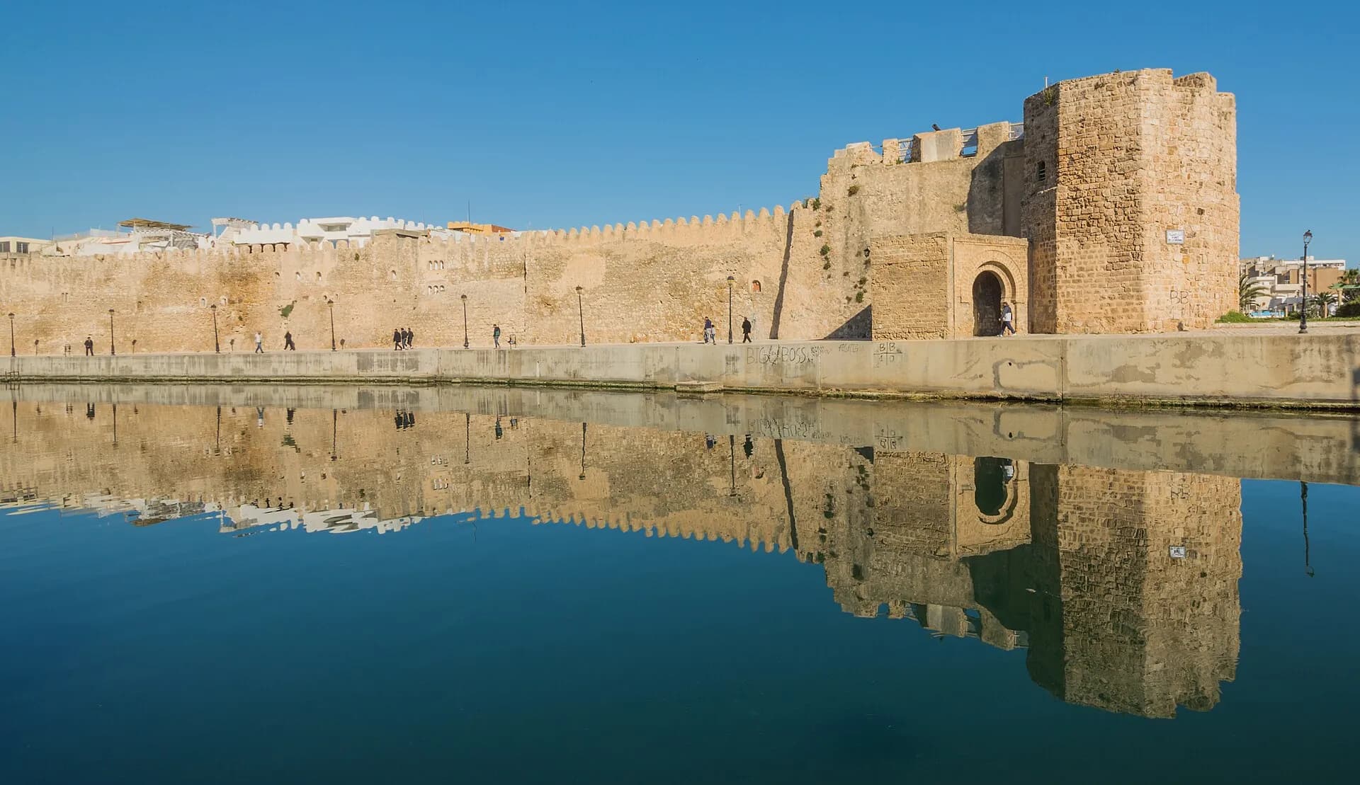 أسوار قصبة بنزرت الصفراء كما تبدو من الميناء القديم