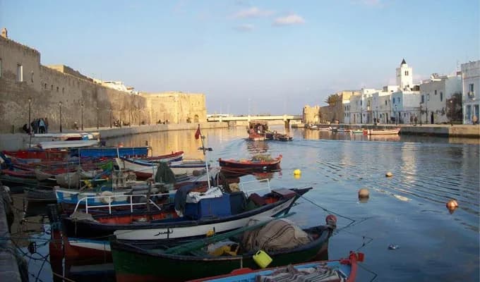 قوارب صيد ملونة راسية في الميناء القديم ببنزرت