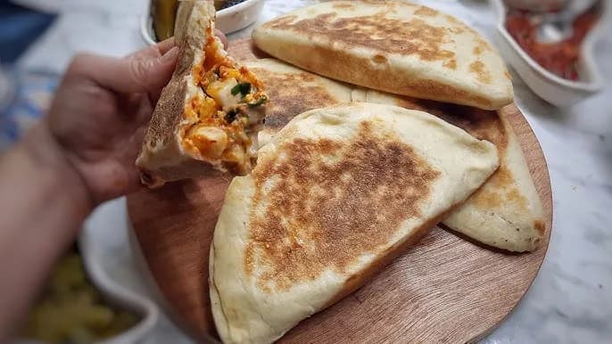 Chapati de Mahdia garni de thon, œuf et harissa