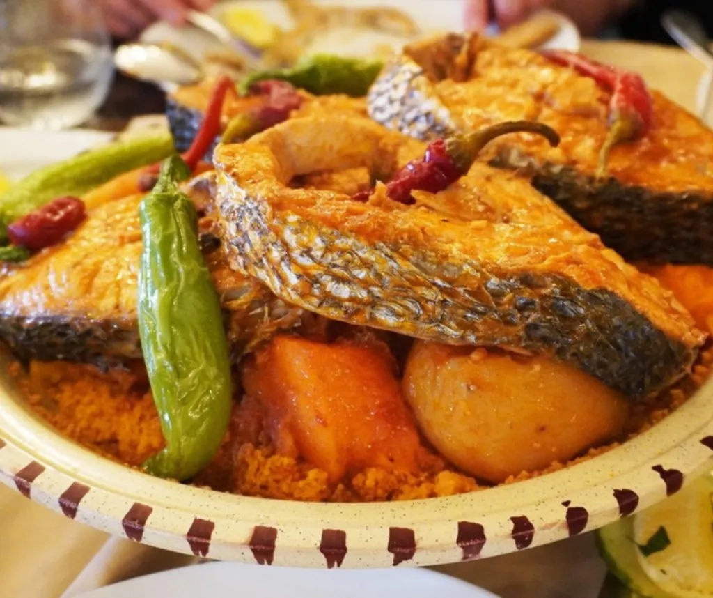 Couscous au poisson de Mahdia avec bouillon rouge et légumes