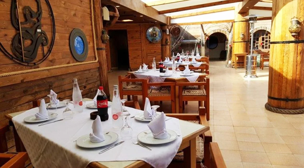 Restaurant Le Pirate at the marina