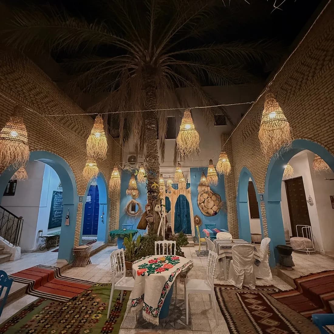 Sélection de salades et plats traditionnels au Minaret Ferkous