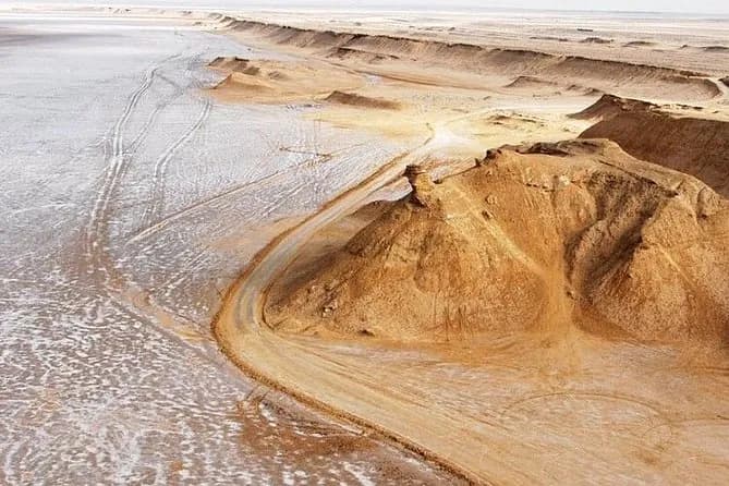 Formation rocheuse d'Ong Jemel dans les dunes du Sahara