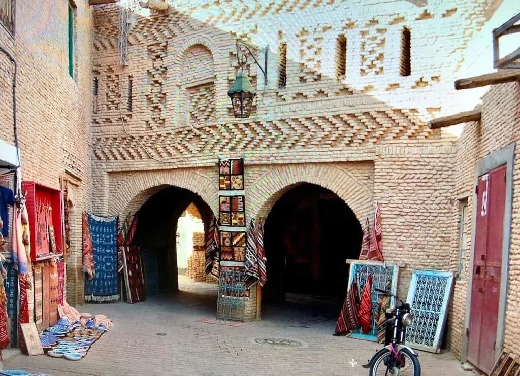 Façades en briques ocres sculptées de la médina d'Ouled el-Hadef