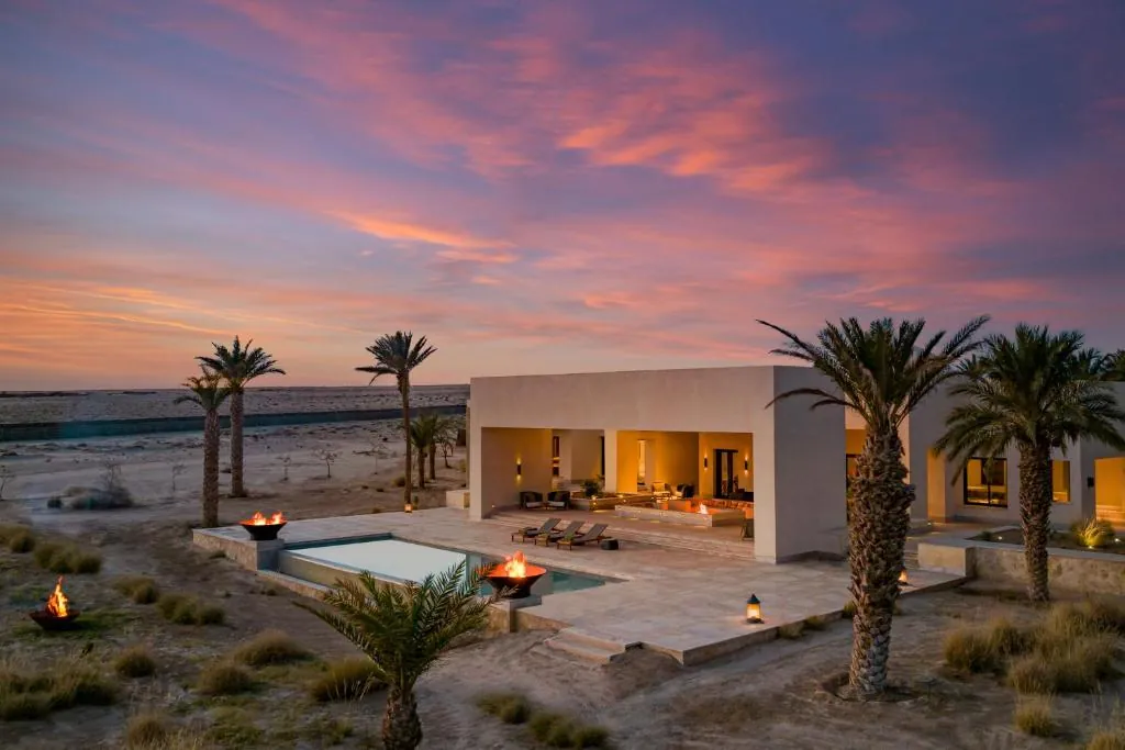 Salle élégante du restaurant Sarab à l'Anantara Sahara Tozeur