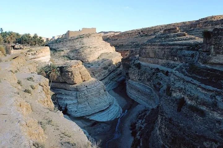 Cascade et falaises ocres de Tamerza