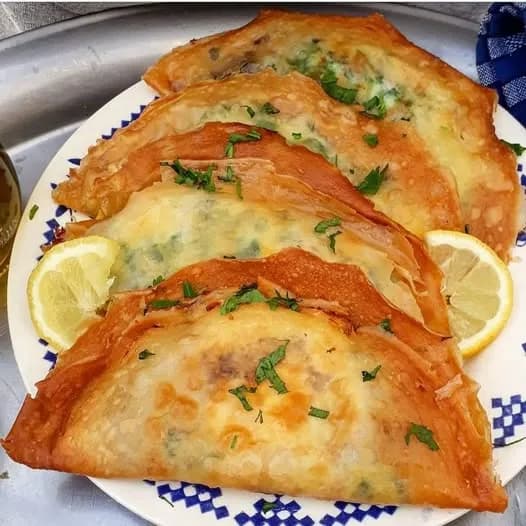 Brik à l'œuf frit servi avec citron